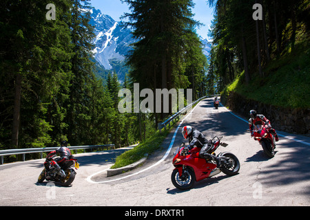 Motorräder auf der Stelvio Pass, Passo Dello Stelvio, Stilfser Joch, route von Bormio nach Trafio in den Alpen, Italien Stockfoto