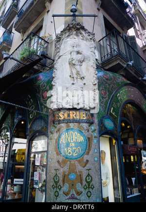 Spanien, Katalonien, Barcelona, geflieste Jugendstilfassade der Escriba-Konditorei auf La Rambla in der Altstadt. Stockfoto