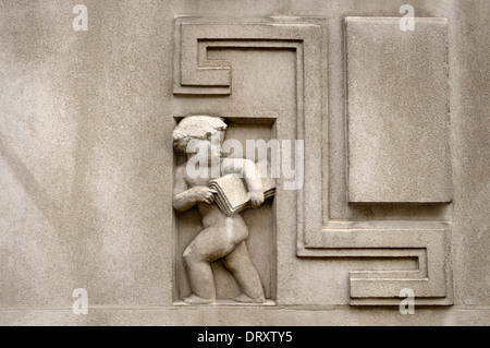 London, England, Vereinigtes Königreich. Adelphi Gebäude in John Adams Street / Robert Street (von Savoyen). 1938-Jugendstil. Detail - junge Junge mit Zeitungen Stockfoto