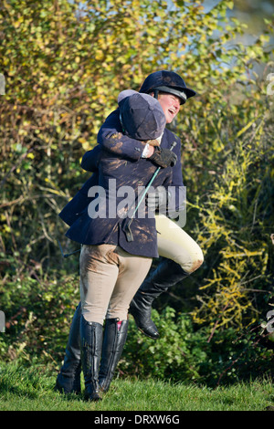 Reiter zu umarmen, nach einem Sturz von ihren Reittieren während im Anschluss an des Berkeley Jagd Treffens auf den Schinken in der Nähe von Berkeley Gloucest Stockfoto