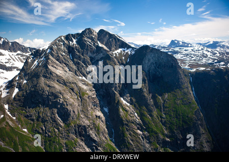 Luftaufnahme des Berges Kalskråtind im Tal Romsdalen, Rauma Kommune, Møre Og Romsdal, Norwegen. Stockfoto