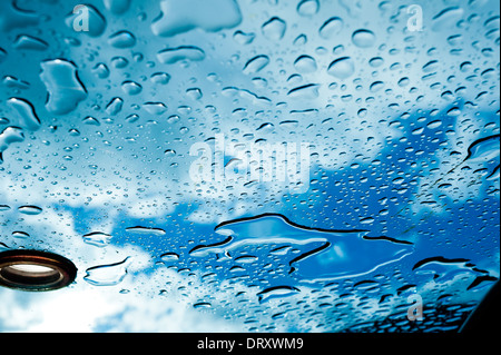 Regen liegt auf der Oberfläche von einem Glastisch nach Sturm Stockfoto