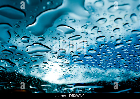 Regen liegt auf der Oberfläche von einem Glastisch nach Sturm Stockfoto