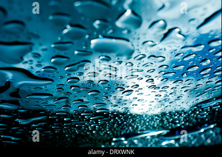 Regen liegt auf der Oberfläche von einem Glastisch nach Sturm Stockfoto