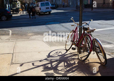 Zwei Fahrräder, angekettet, Williamsburg, Brooklyn, NYC, USA Stockfoto