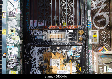 Graffiti an einer Haustür, Brooklyn, NYC Stockfoto