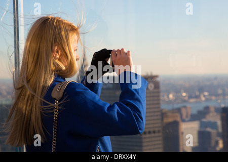 Eine Frau sieht in der Ansicht von The Top of The Rock anzeigen Plattform, das Rockefeller Center, NYC Stockfoto