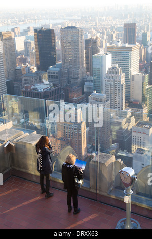 Zwei Frauen betrachten von The Top of The Rock anzeigen Plattform, das Rockefeller Center, NYC Stockfoto