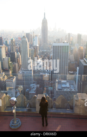 Eine Frau sieht in der Ansicht von The Top of The Rock anzeigen Plattform, das Rockefeller Center, NYC Stockfoto