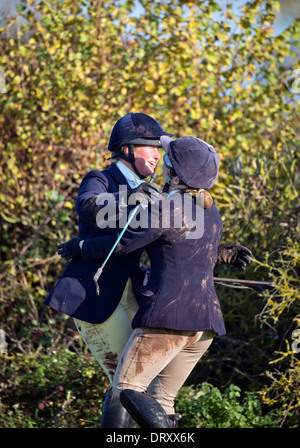 Reiter zu umarmen, nach einem Sturz von ihren Reittieren während im Anschluss an des Berkeley Jagd Treffens auf den Schinken in der Nähe von Berkeley Gloucest Stockfoto