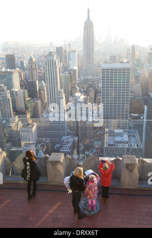 Eine Familie betrachtet die Ansicht von The Top of The Rock anzeigen Plattform, das Rockefeller Center, NYC Stockfoto