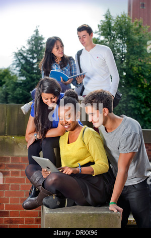 Studenten an der University of Birmingham, mit Joseph Chamberlain Memorial Clock Tower UK Stockfoto