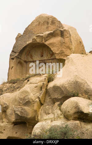 Asien, Türkei, Kappadokien, Çavuşin, typische kappadokischen Landschaft mit ungewöhnlichen Felsformationen und Kapelle inmitten der Felsen Stockfoto