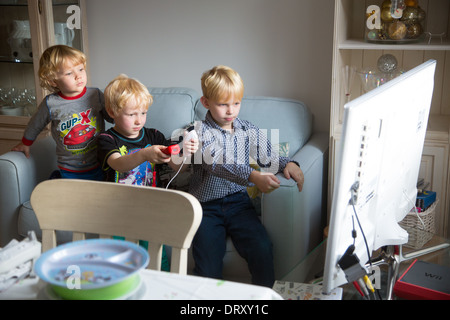 Drei junge Brüder ein Wii Spiel Stockfoto