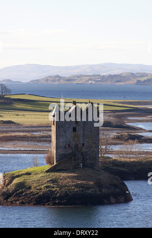 Loch Laich, Schottland. Malerische erhöhten Blick auf das 14. Jahrhundert Castle Stalker auf Loch Laich. Stockfoto