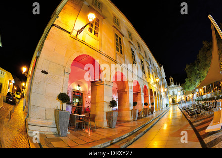 Portugal, Algarve: Nächtlich beleuchteten Arcade-Bau der "Columbus-Bar" in der Innenstadt von Faro Stockfoto