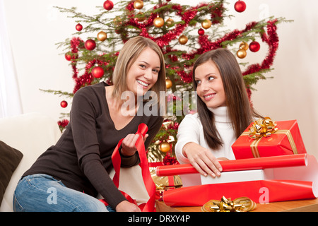 Zwei Frauen packen Weihnachtsgeschenk Stockfoto