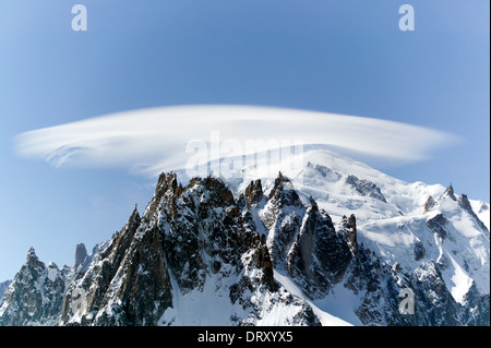 Eine linsenförmige Wolkenformation hängt über dem Gipfel des Mont Blanc in Chamonix-Vallry, Frankreich. Stockfoto