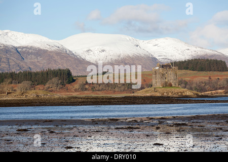 Loch Laich, Schottland. Malerische Winter Blick auf Loch Laich mit dem 14. Jahrhundert Castle Stalker im Vordergrund. Stockfoto