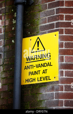 Schild an Wand Warnung von Anti-Vandal Farbe Stockfoto