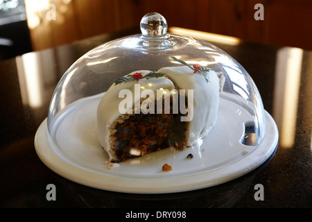 Schneiden Sie Abschnitte einer Weihnacht Obstkuchen gespeichert unter einer Glaskuppel Stockfoto