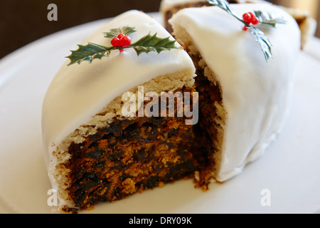 Schneiden Sie Abschnitte einer Weihnacht Obstkuchen Stockfoto