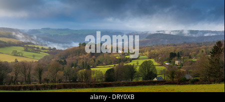 BLICK ÜBER WYE VALLEY VON OBEN BROCKWEIR IM WINTER GLOS MIT BLICK AUF WALISISCHEN HÜGELN. Stockfoto