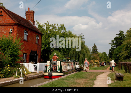 Ein Narrowboat verlassen Cropredy Sperre am Oxford-Kanal in das Dorf Cropredy, Oxfordshire Stockfoto