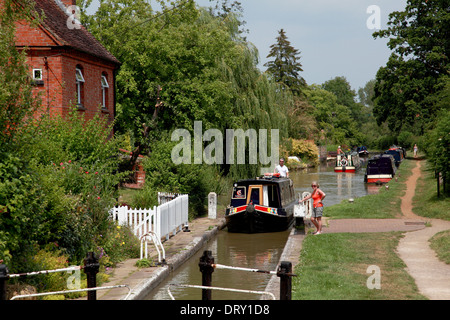 Ein Narrowboat Eingabe Cropredy Sperre am Oxford-Kanal in das Dorf Cropredy, Oxfordshire Stockfoto