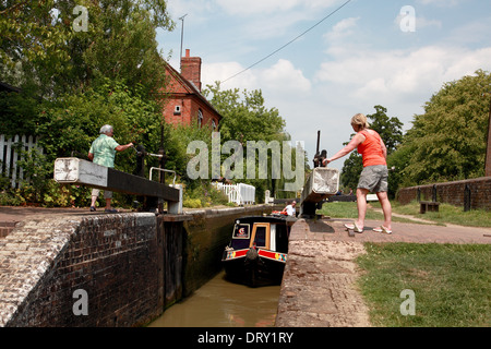 Ein Narrowboat verlassen Cropredy Sperre am Oxford-Kanal in das Dorf Cropredy, Oxfordshire Stockfoto