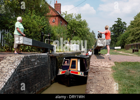 Ein Narrowboat verlassen Cropredy Sperre am Oxford-Kanal in das Dorf Cropredy Oxfordshire Stockfoto