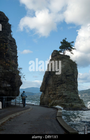 Siwash Rock im Stanley Park in der Nähe des Deiches, Vancouver, Britisch-Kolumbien, Kanada Stockfoto