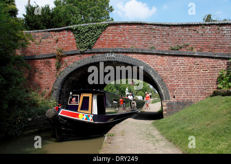 Ein Narrowboat Cropredy Schleuse verlassen und gehen unter Cropredy Schleusenbrücke am Oxford-Kanal in Cropredy, Oxfordshire Stockfoto