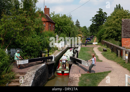 Ein Narrowboat Eingabe Cropredy Sperre am Oxford-Kanal in das Dorf Cropredy, Oxfordshire Stockfoto