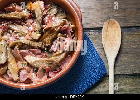 Gebratene frische Pilze, Speck in einer Pfanne serviert Stockfoto