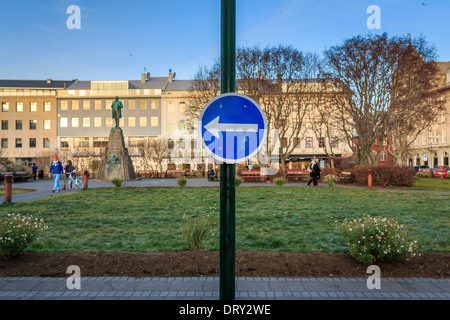 Pfeil-Verkehrszeichen auf Post, Reykjavik, Island Stockfoto