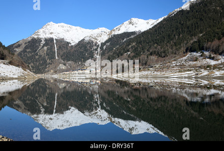 Winter-Blick auf Bergsee in den atlantischen Pyrenäen Stockfoto