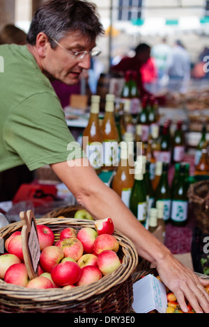 Handverlesene Entdeckung Äpfel zum Verkauf bei Stroud Farmers' Market, Gloucestershire UK Stockfoto