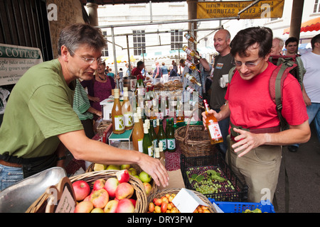 Handverlesene Entdeckung Äpfel zum Verkauf bei Stroud Farmers' Market, Gloucestershire UK Stockfoto