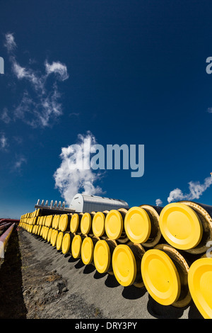 Leitungen am Geothermiekraftwerk svartsengi, Island. Stockfoto