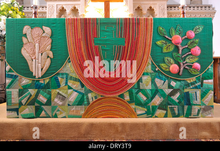 Eine Google-Earth Ansicht des Cheddar-Tals auf einem bestickten Altar frontal in St. James Church, Winscombe, Somerset, England Stockfoto