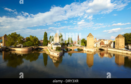 Panorama von der Barrage Vauban mit der mittelalterlichen Brücke "Ponts Couverts". In Straßburg. Bas-Rhin. Frankreich. Stockfoto