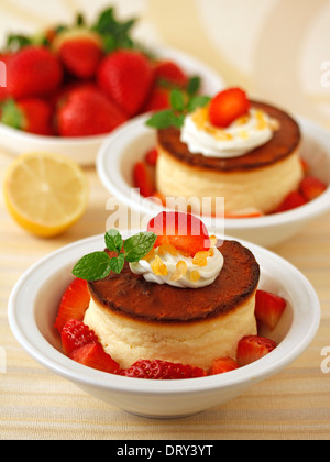 Käse-Torte mit Zitrone und Erdbeeren. Rezept zur Verfügung. Stockfoto