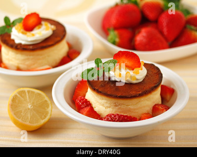 Käse-Torte mit Zitrone und Erdbeeren. Rezept zur Verfügung. Stockfoto