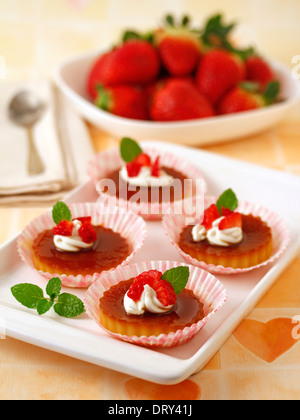 "Tocino de Cielo" mit Erdbeeren. Typische spanische Dessert. Rezept zur Verfügung. Stockfoto