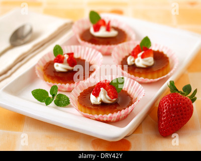 "Tocino de Cielo" mit Erdbeeren. Typische spanische Dessert. Rezept zur Verfügung. Stockfoto