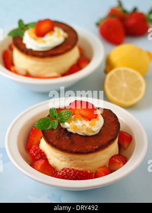 Käse-Torte mit Zitrone und Erdbeeren. Rezept zur Verfügung. Stockfoto