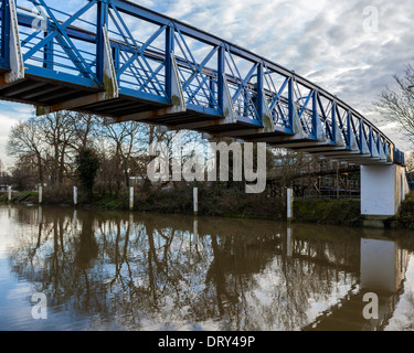 Fußgängerbrücke über die Themse in Teddington Lock, Teddington, Richmond upon Thames, Surrey, UK Stockfoto