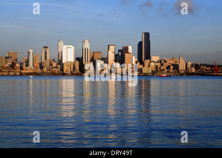 WASHINGTON: Die Stadt Seattle, die von West Seattle aus über die Elliot Bay blickt. 2013 Stockfoto