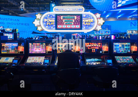 London, UK - 4. Februar 2014: ein Mann spielt am Spielautomaten auf der ICE völlig Gaming-2014, die größte Veranstaltung in der Gaming-Branche. Bildnachweis: Piero Cruciatti/Alamy Live-Nachrichten Stockfoto